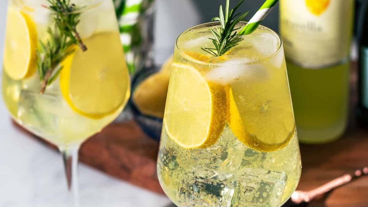 Easy Italian Limoncello Spritz Cocktail.