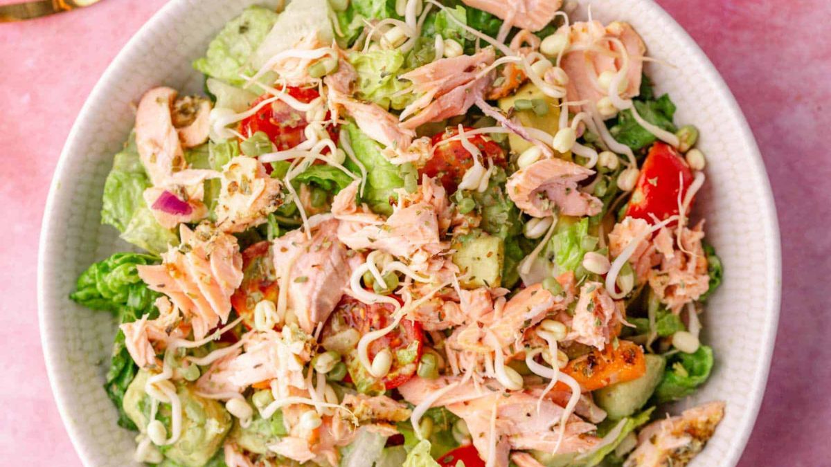 10 Minute Salmon Avocado Salad (Baked!).
