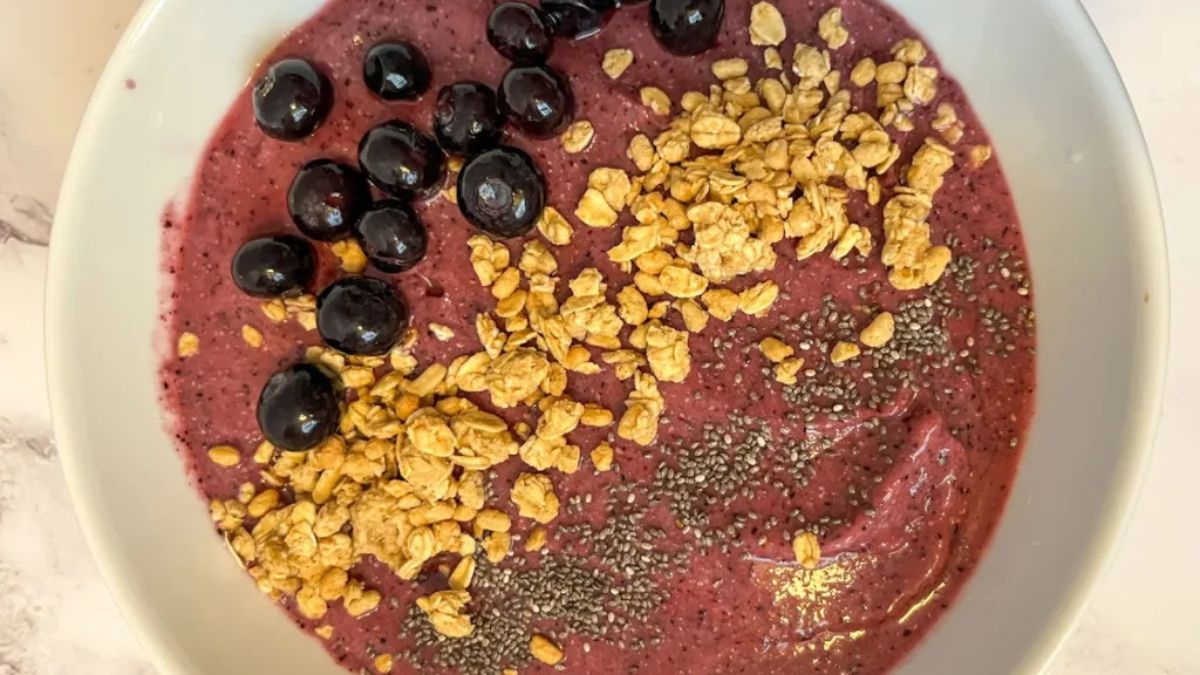 Blueberry and Pineapple Smoothie Bowl.