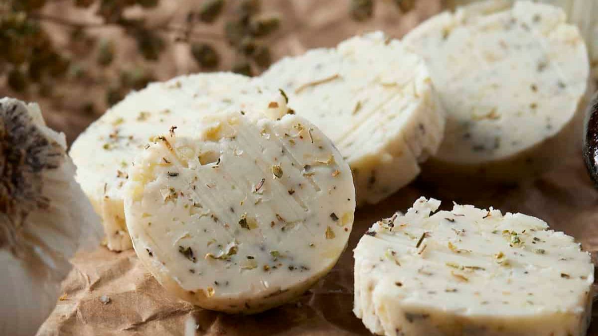 Easy 3 Ingredient Garlic Butter .