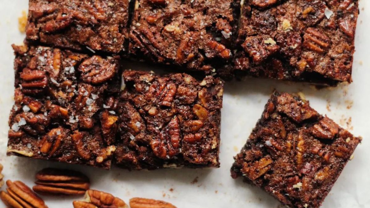 Pecan Shortbread Bars [Chocolate and Maple Syrup].