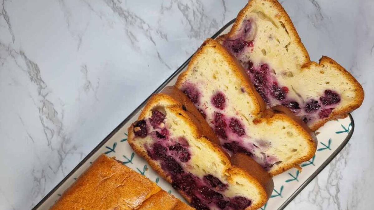 Romanian Blackberry Loaf Cake Recipe – Chec cu Mure.