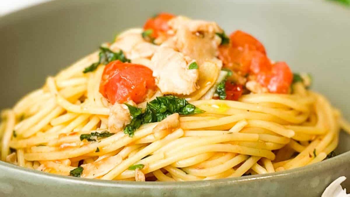 30-Minute Spaghetti with Canned Clams and Fresh Tomato Sauce.