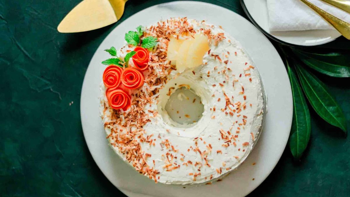 Carrot Cake with Pineapple and Coconut (Pastel de Zanahoria).