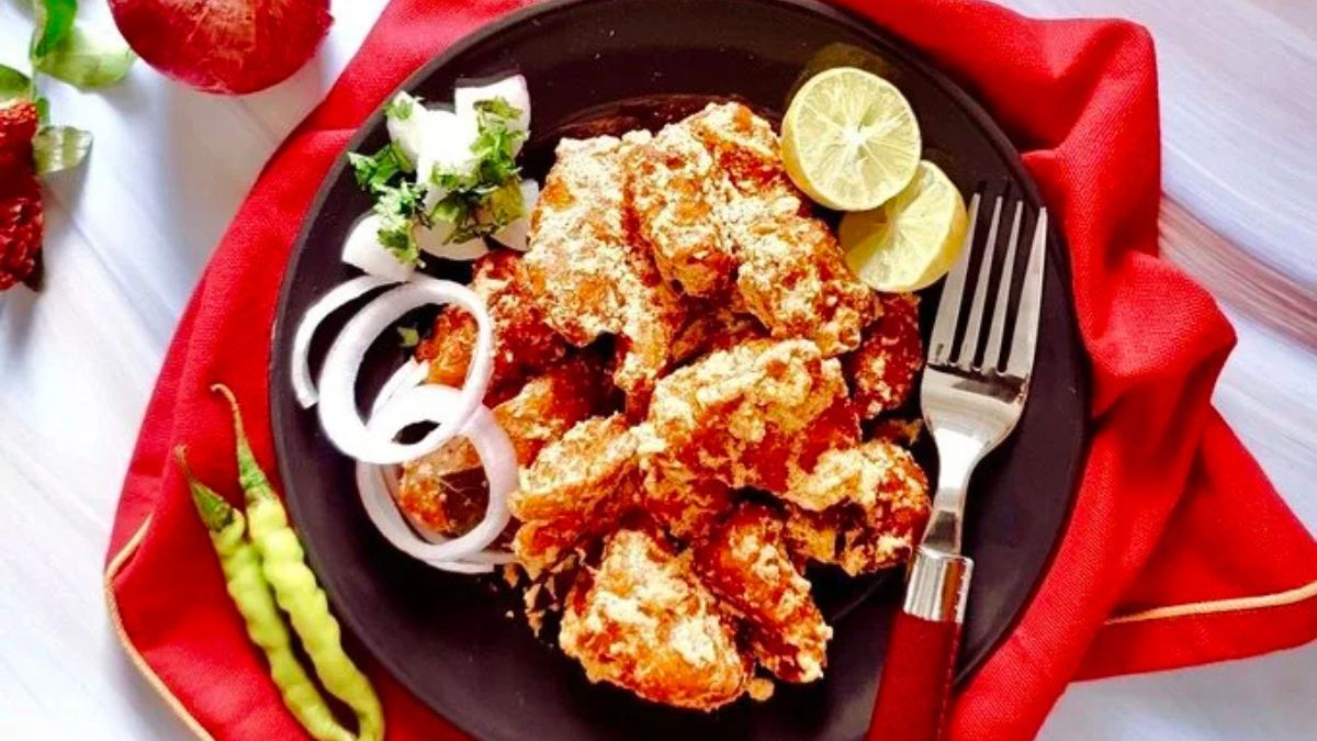 Easy Crispy Fried Indian Chicken Mixed with Tangy Sauce.