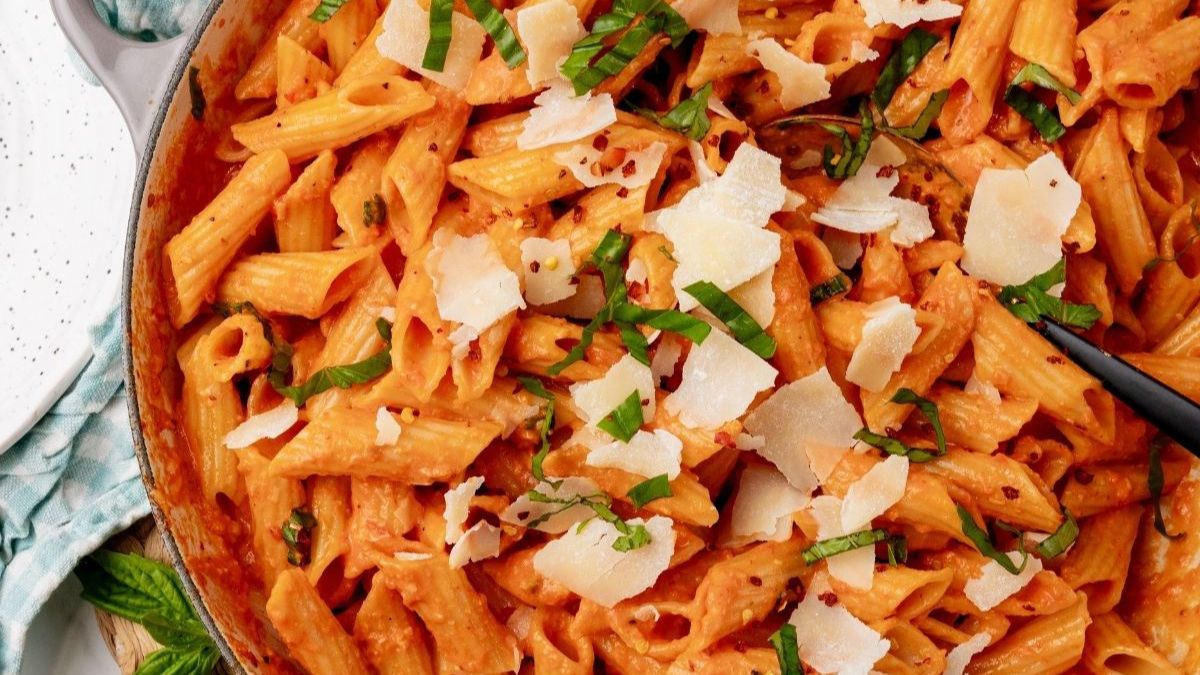 Easy Penne alla Vodka with Sausage (30 Minute).