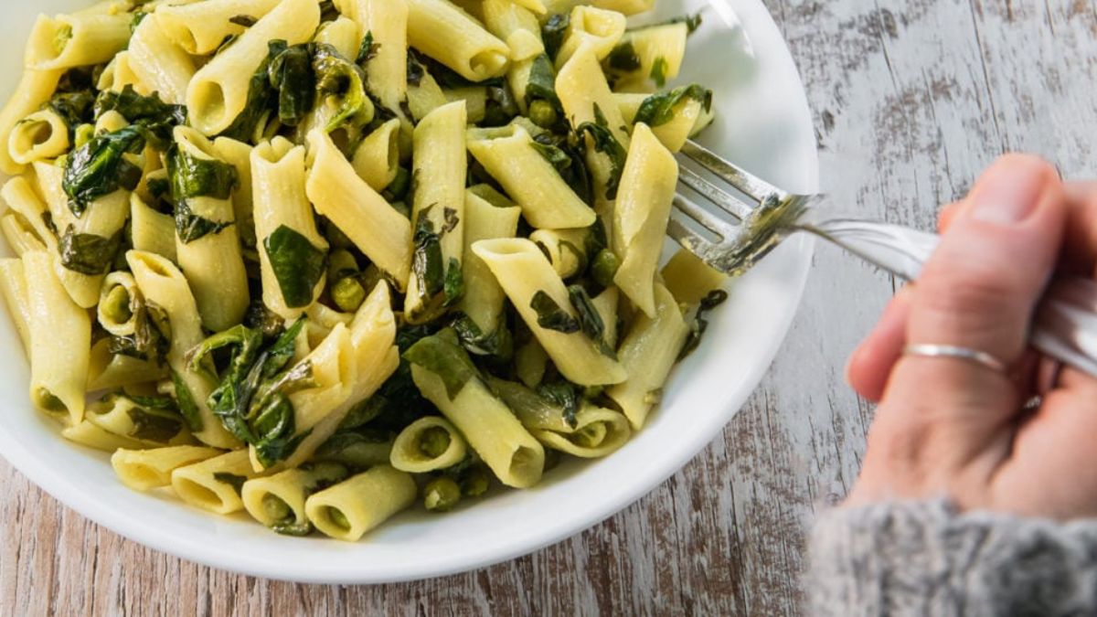 Healthy Vegan Spinach & Peas One-Pot Pasta (With Nutritional Yeast).