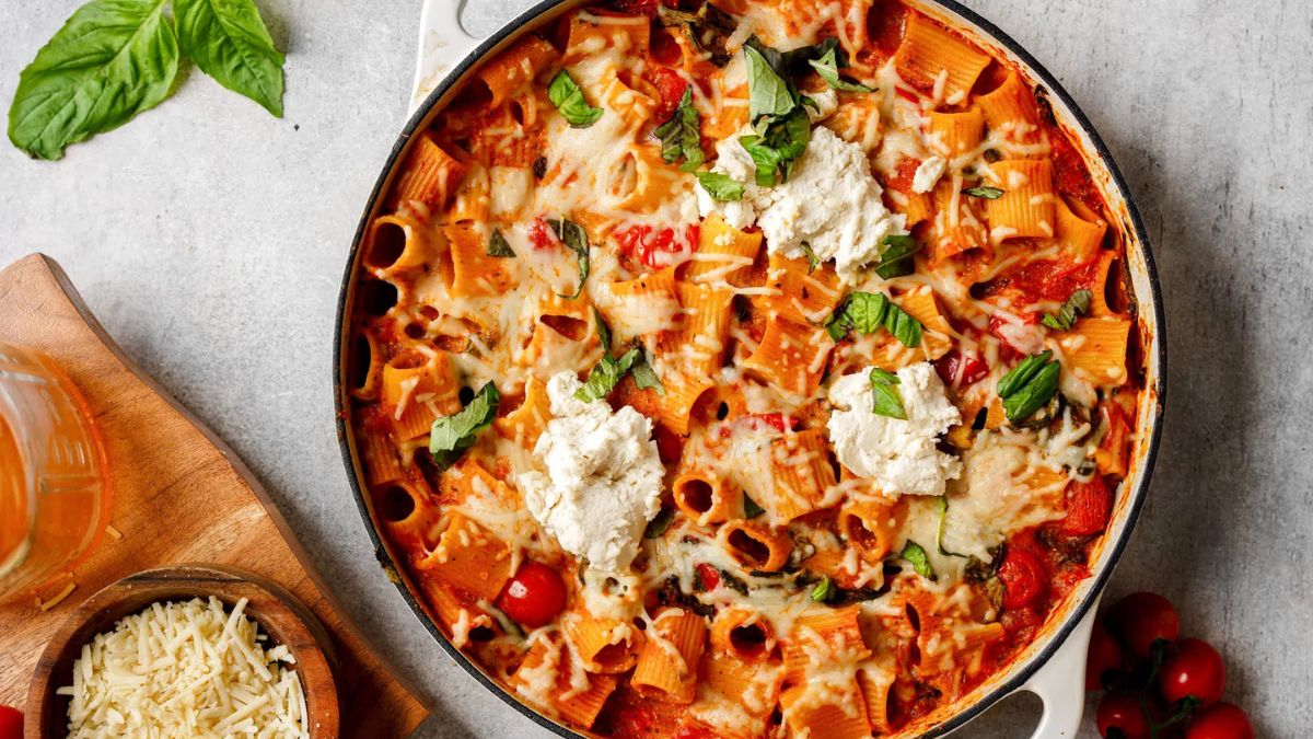 One-Pot Easy Vegan Pasta Bake .