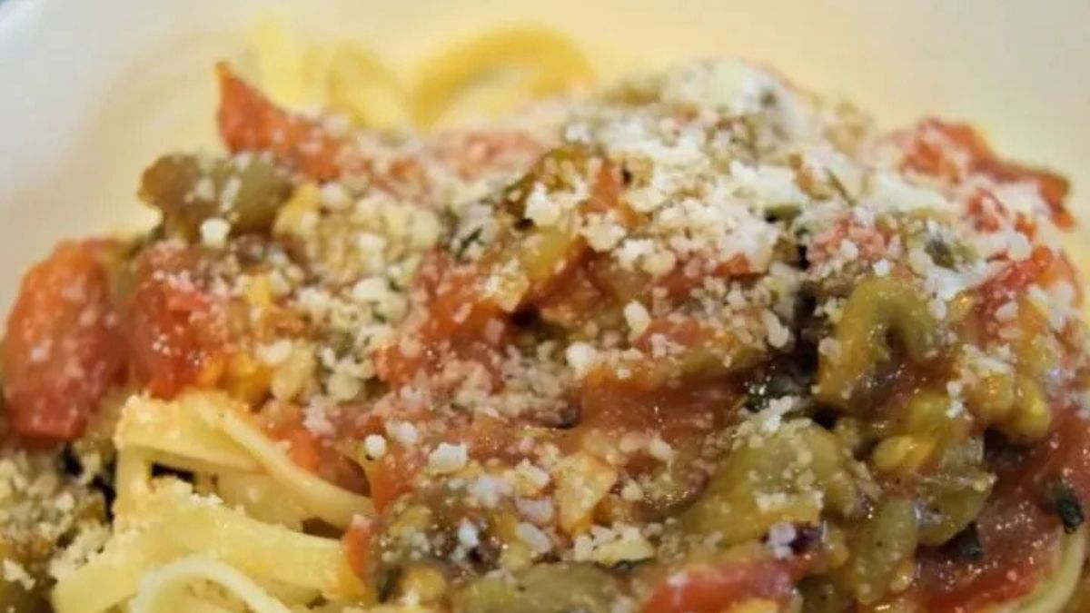 Pasta Alla Norma Recipe (Sicilian eggplant and tomato pasta).