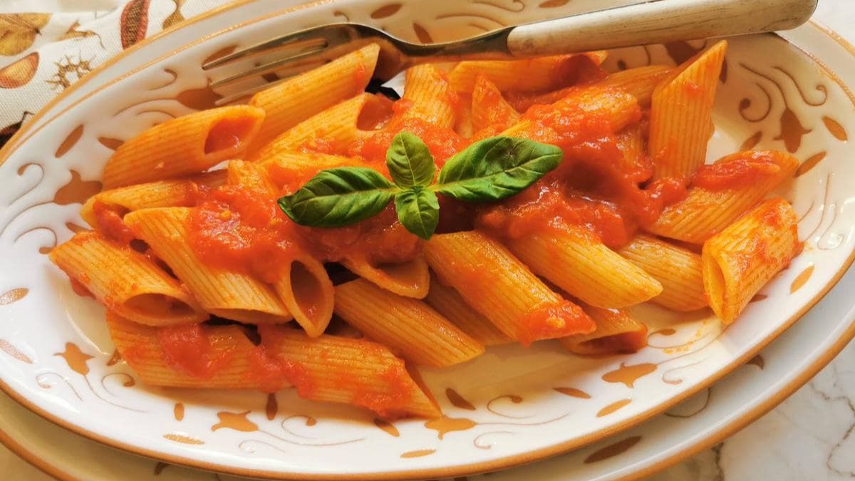 Penne Pomodoro Recipe (easy tomato basil pasta)..