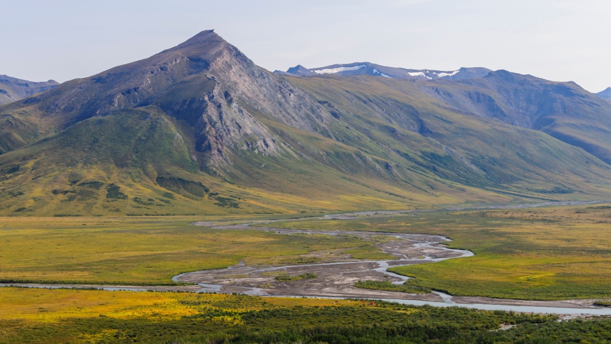 Usa, alaska, gates of the arctic national park, noatak river. arctic tundra landscape at the confluence with igning river.