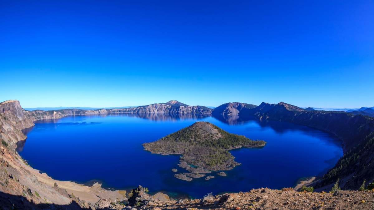 Crater Lake and Wizard Island in Crater Lake National Park : Crater Lake, Oregon, USA.