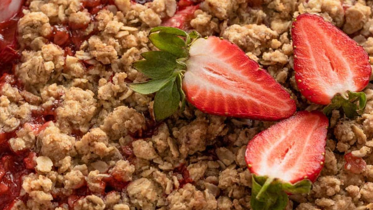 Strawberry Rhubarb Crisp Recipe (Sweet and Tart!).