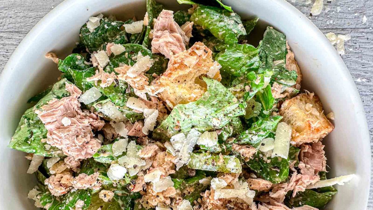 Tuna Caesar Salad Recipe (Quick And Easy).