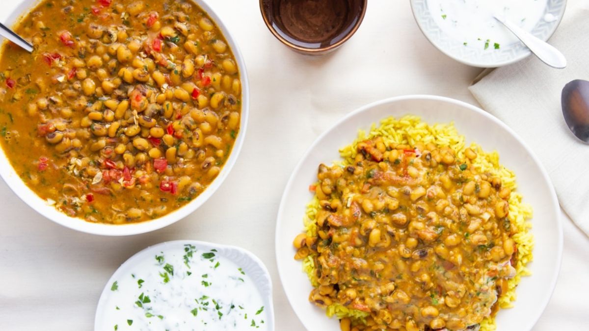 Black-Eyed Peas Curry with Yogurt Gravy.