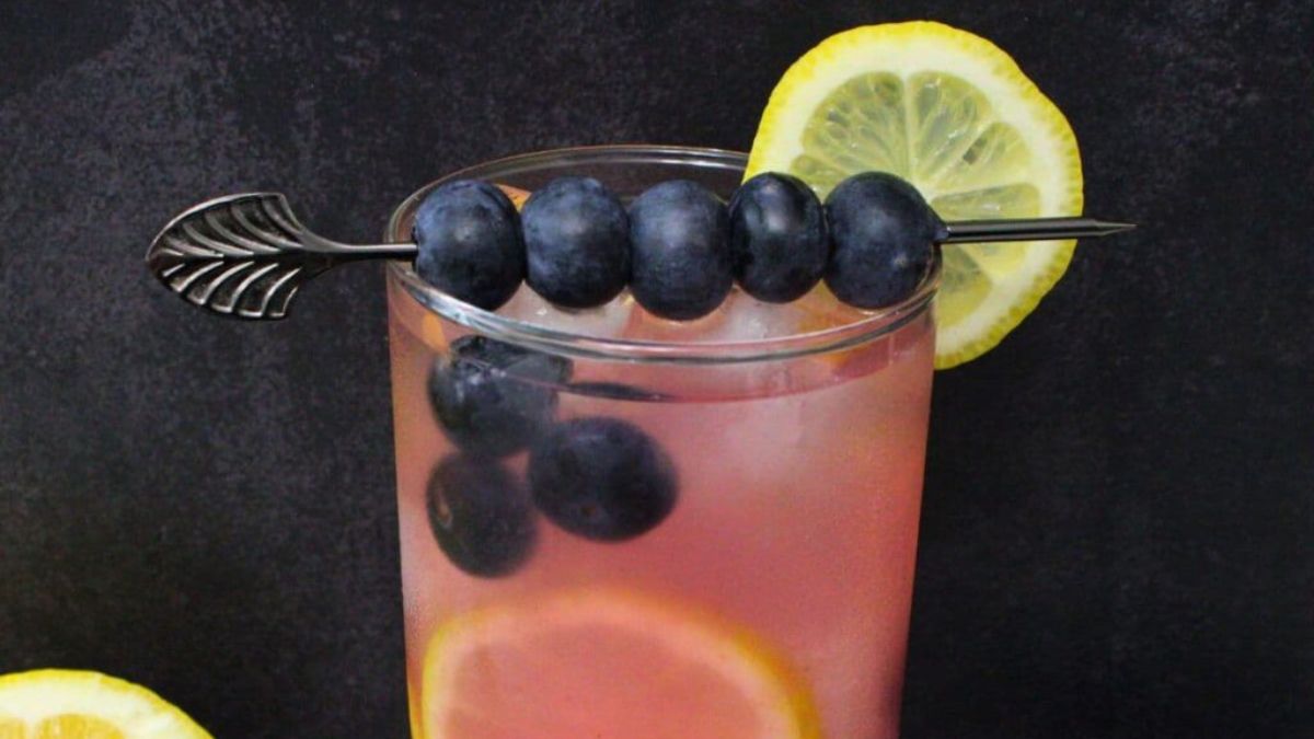 Blueberry Vodka Lemonade: Refreshing Summer Cocktail.