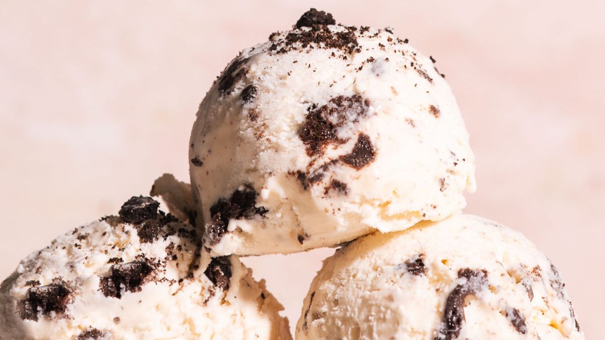 Cookies and Cream Ice Cream (Easy, No-Churn Recipe).