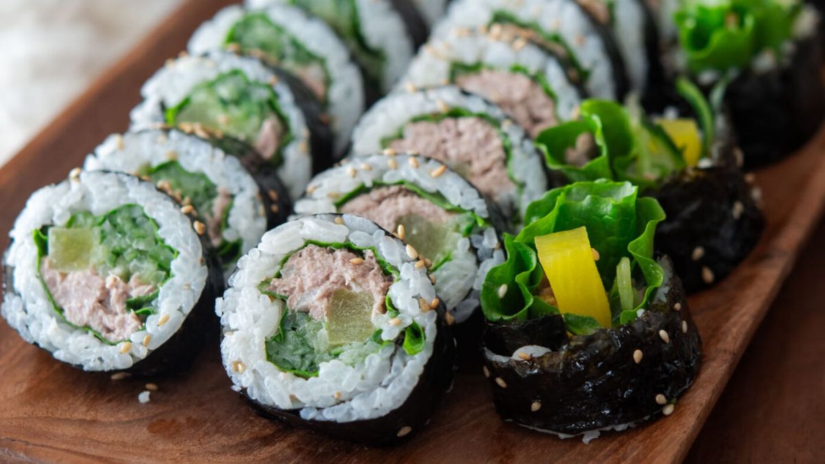 Easy Cucumber Tuna Kimbap (Oi Chamchi Gimbap).