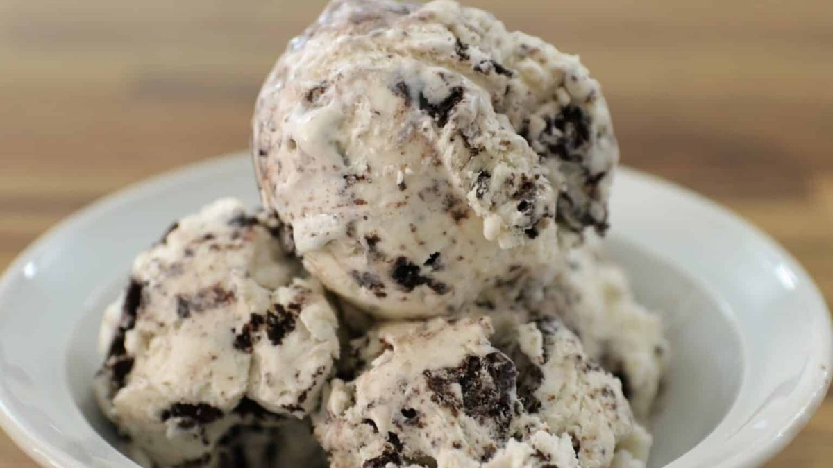 Easy Homemade Oreo Ice Cream Recipe.