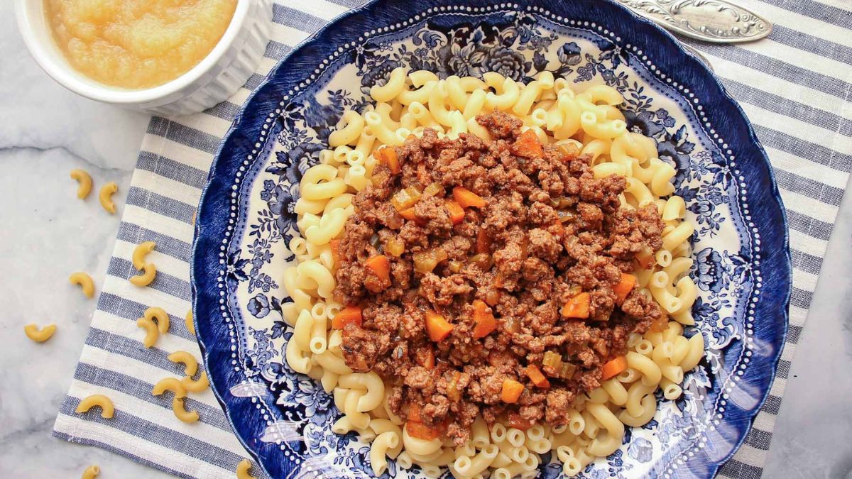 Ghackets mit Hörnli (Swiss Macaroni with Meat Sauce).