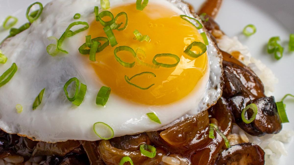 Hawaiian Loco Moco (Hamburger Steak with Gravy).