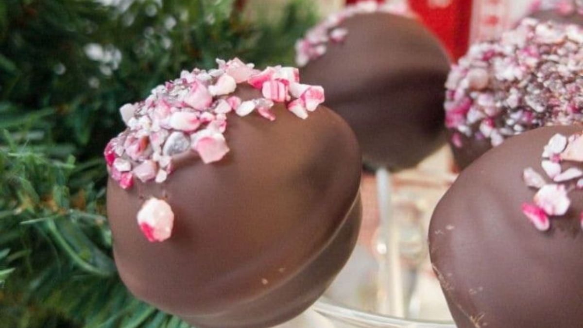 No-bake Candy Cane Oreo Cake Pops.