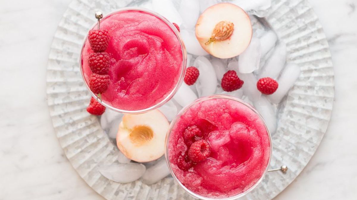 Raspberry Peach Frosé (Frozen rosé).