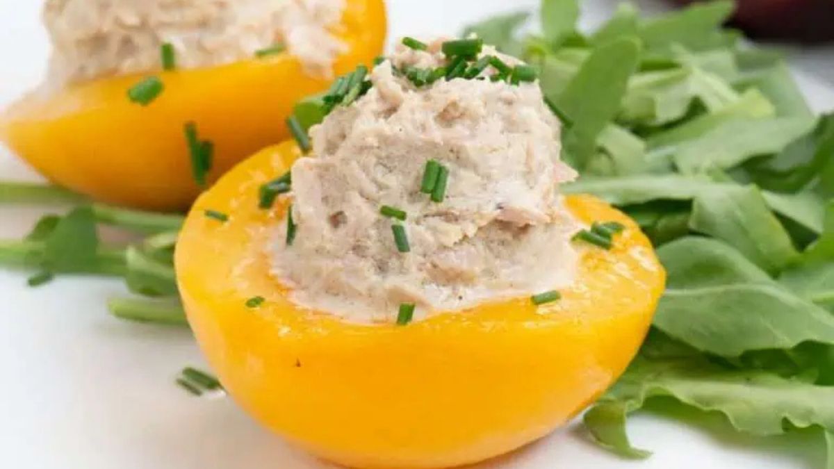 Refreshing Tuna Peaches (Pêches au thon).