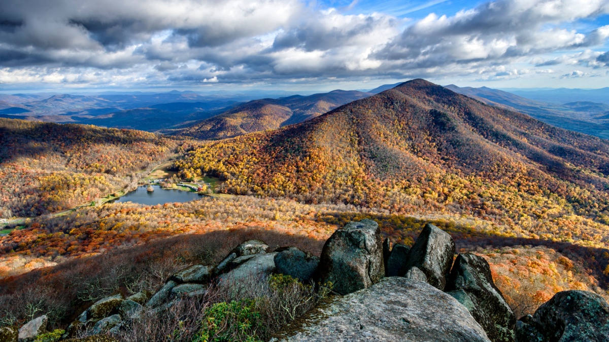 The view from the summit of Sharp Top, once thought to be the highest peak in Virginia; it is one of the Peaks of Otter along the Blue Ridge Parkway National Park, USA.