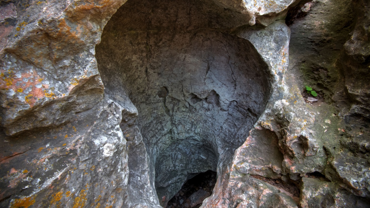 Natural Entrance to Wind Cave, Wind Cave National Park, South Dakota, USA .