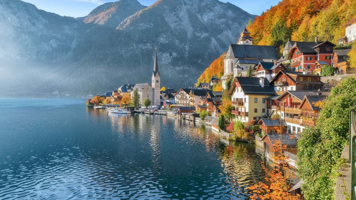 Stunning view of famous Hallstatt mountain village with Hallstatter lake. Popular travel destination. Location: Hallstatt, Salzkammergut region, Austria, Alps. Europe..