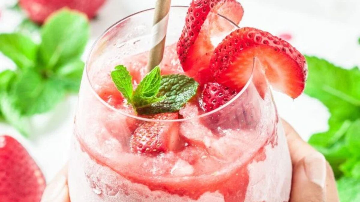 Strawberry Frosé (Frozen Rosé Slushy).