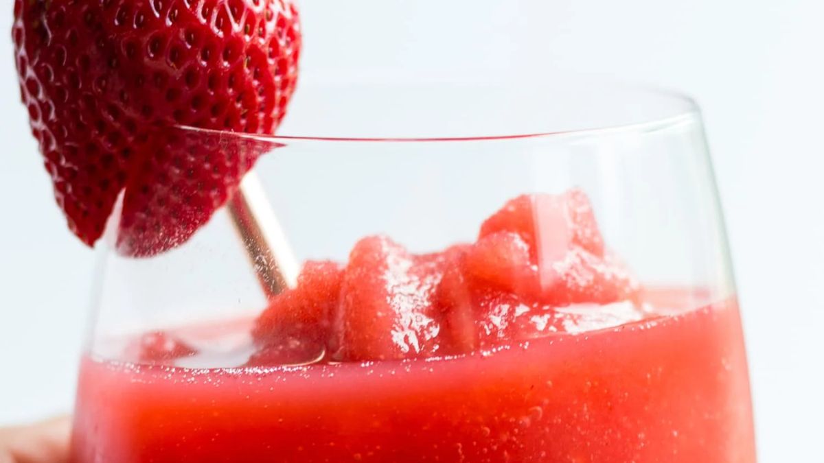 Strawberry Frosé (Strawberry Wine Slushie).