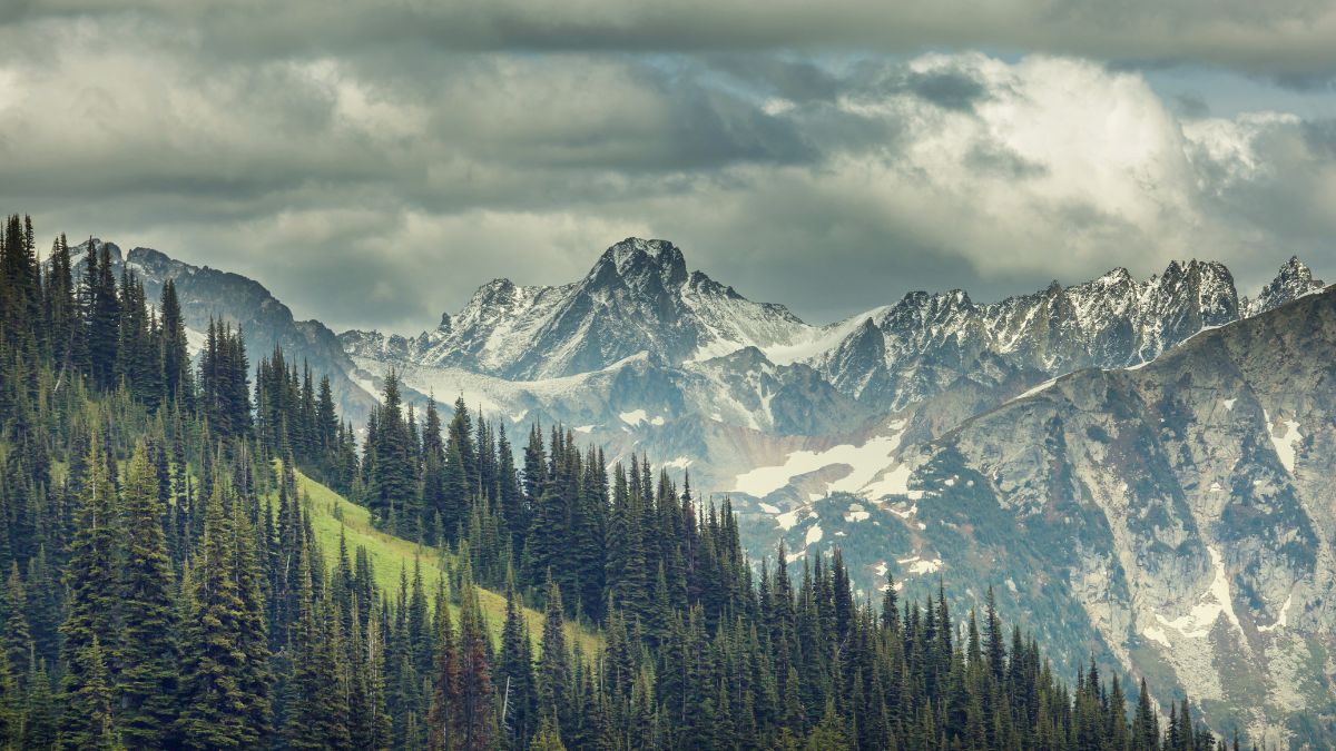 Beautiful mountain peak in  North Cascade Range, Washington / USA.