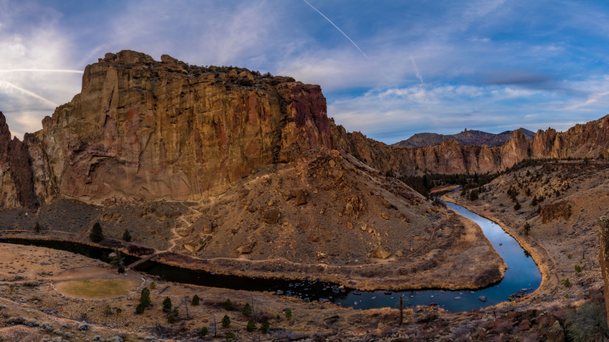 The beautiful Canyon and River Trail on the Crooked River in Smith Rock State Park in Oregon.