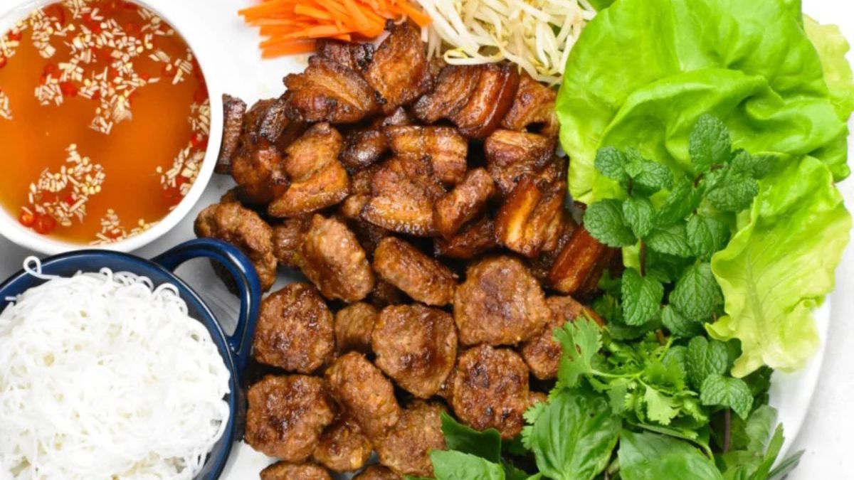 Bun Cha (Vietnamese Meatball Vermicelli Bowl).