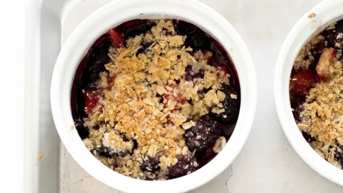 Healthy Mini Mixed Berry Crisp.