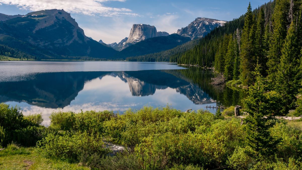 Lower Green River Lake with Squaretop Mountain in the distance. Part of the Wind River mountain range in the Bridger-Teton National Forest near Pinedale, Wyoming, USA.