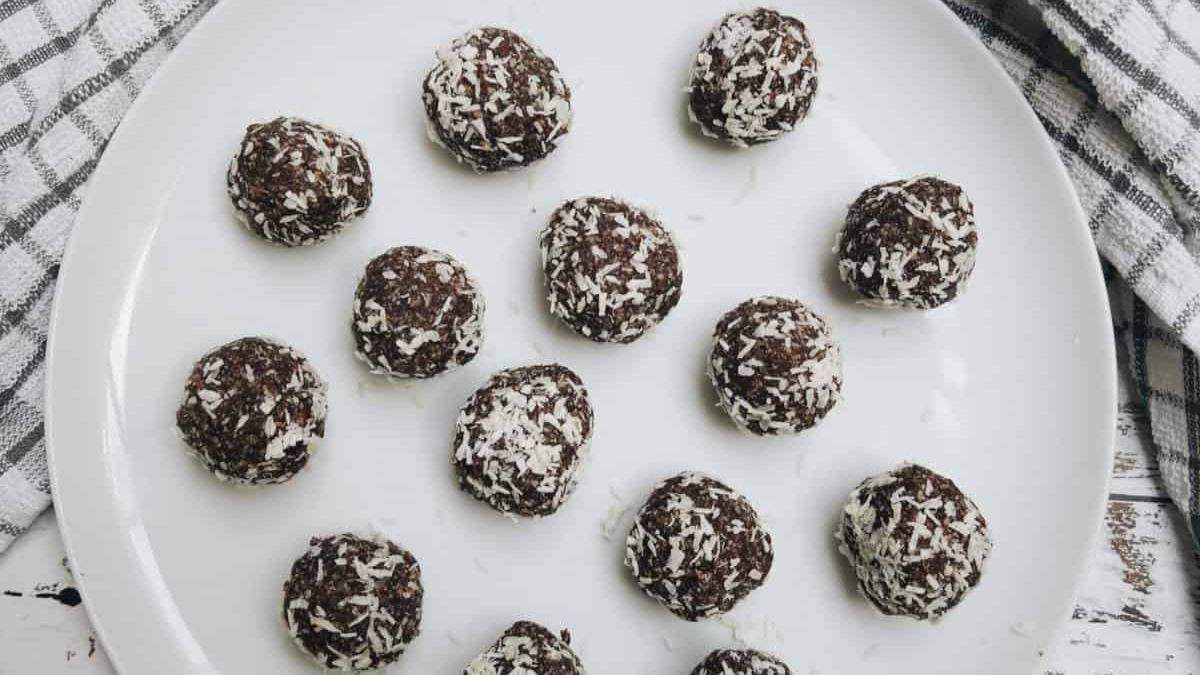 No Bake Date Bliss Balls With Chocolate & Coconut.