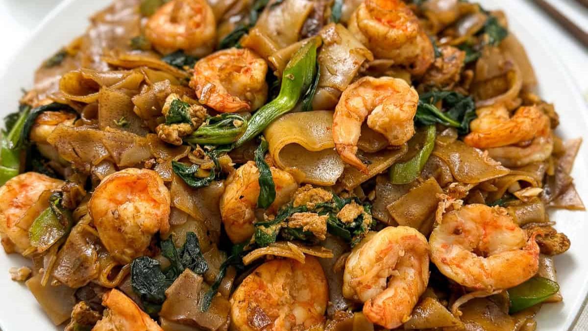 Pad See Ew (Thai Stir Fried Noodles) - Easy Recipe!