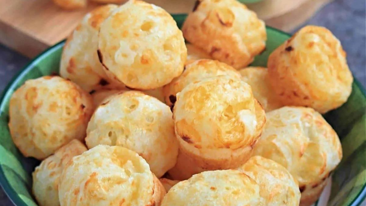 Pão de Queijo | Brazilian Cheese Bread.