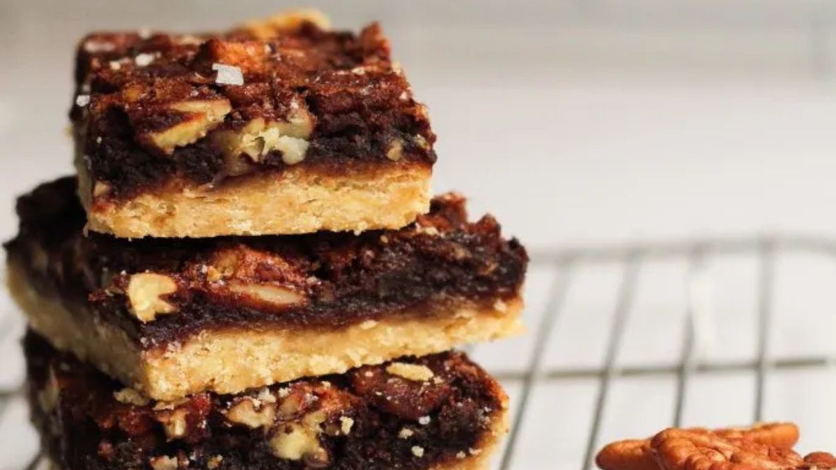 Pecan Shortbread Bars [Chocolate and Maple Syrup].