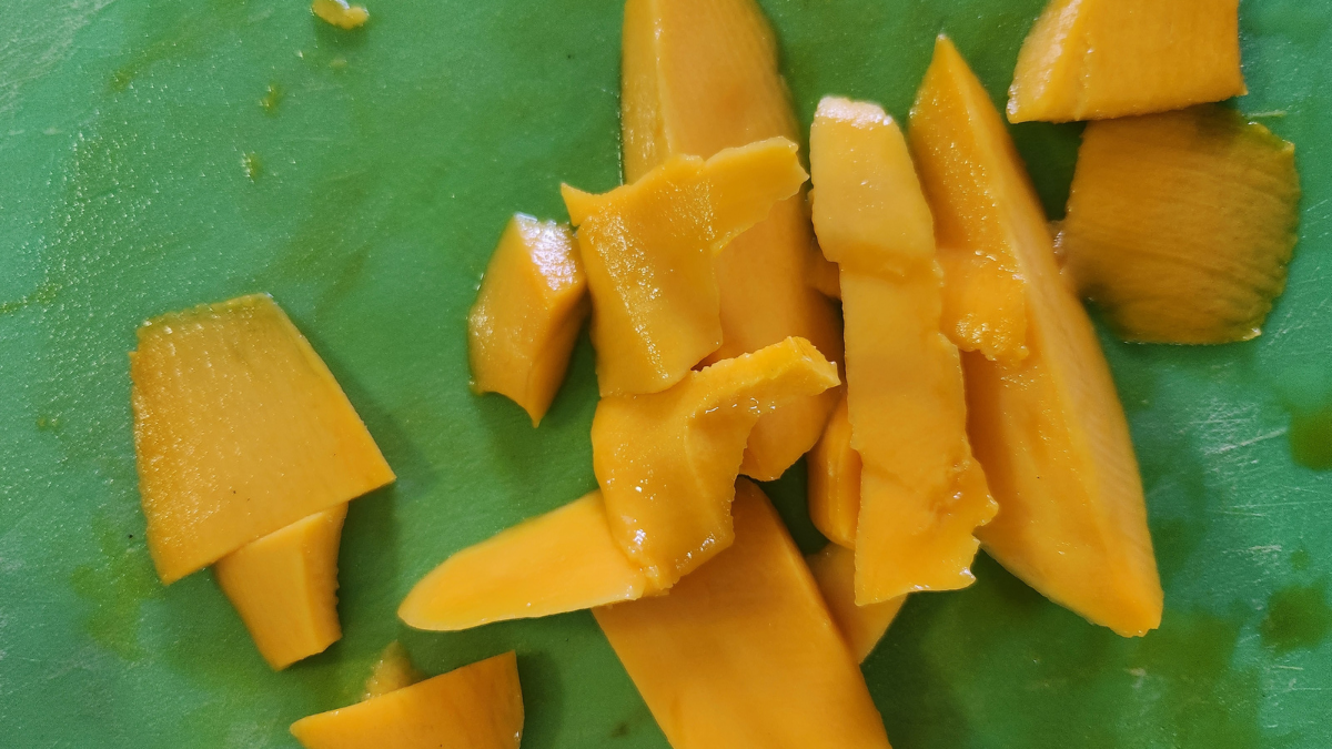cut fresh mangoes. 