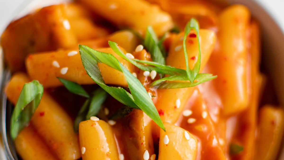 Tteokbokki (Spicy Korean Rice Cakes).