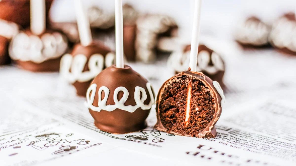 Chocolate Cake Pops (Made with Hostess Cupcakes!).