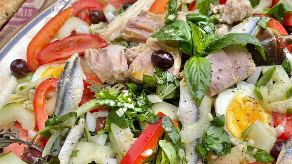 Classic Niçoise Salad - With the Authentic Ingredients.