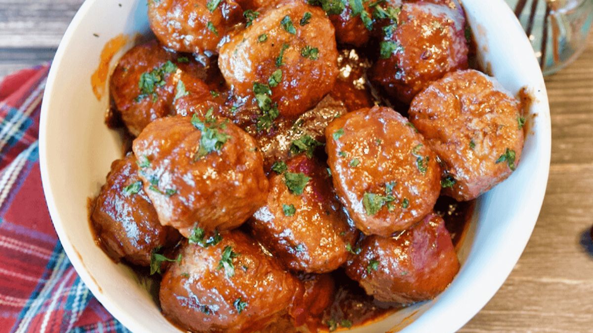 Easy 3-Ingredient Cranberry Meatballs (Crockpot).