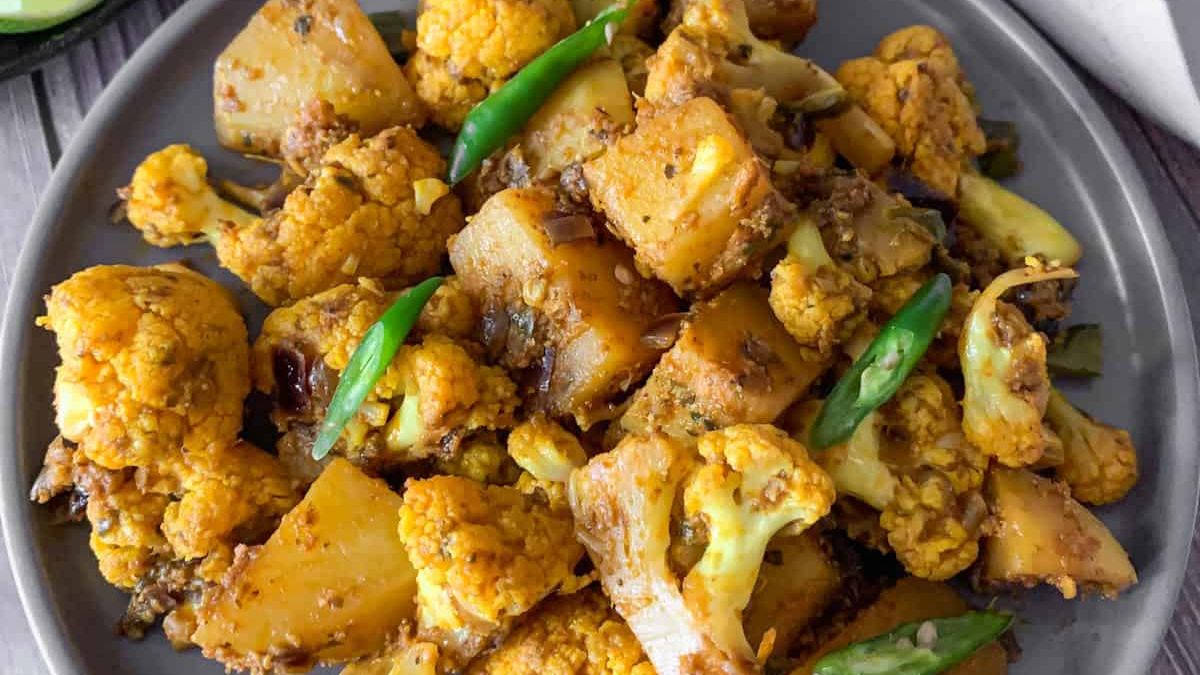 Easy Aloo Gobi Recipe (Indian Cauliflower Potatoes).