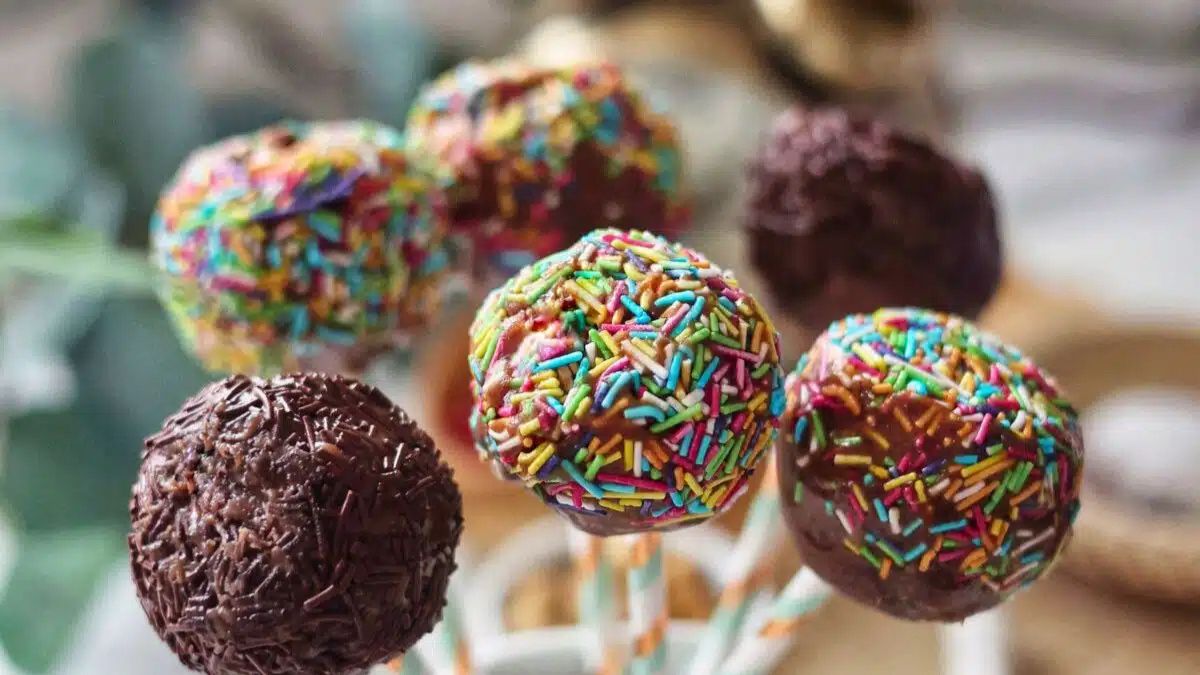 Easy Chocolate Cake Pops.
