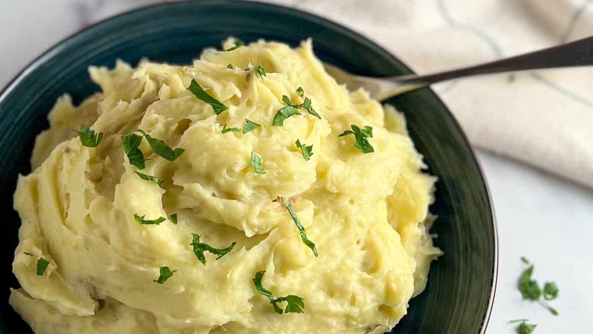 Easy Garlic Mashed Potatoes (VEGAN).